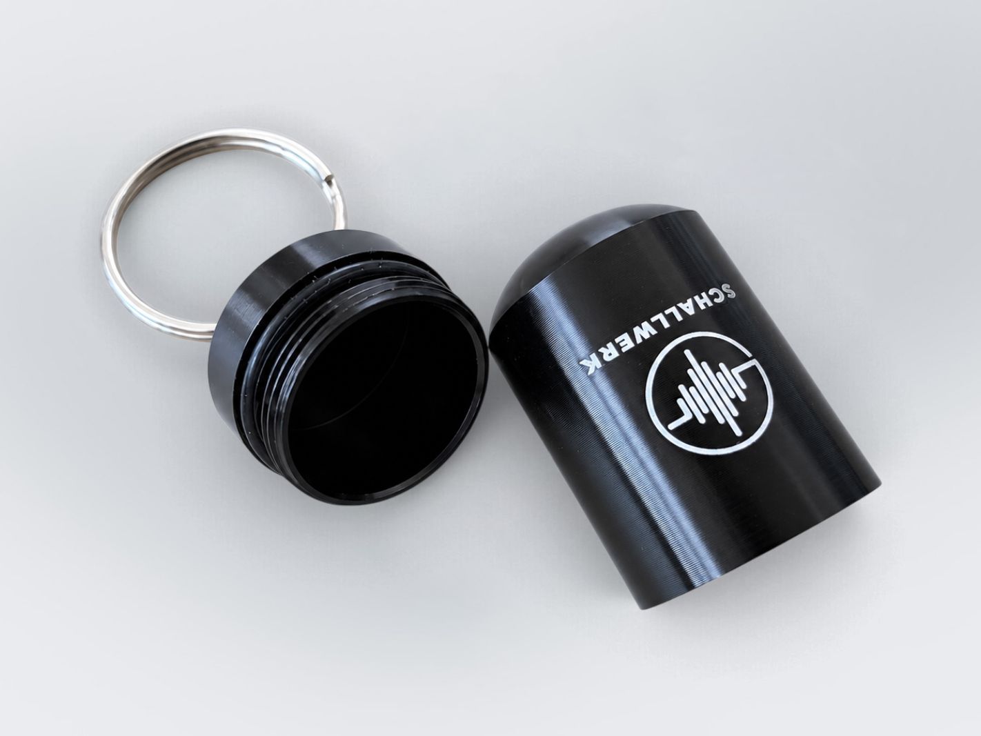 Schlüsselanhänger, Flachzylinder, Metallic, Schwarz, Logo