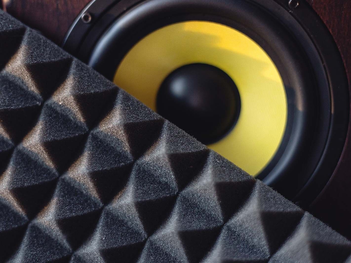 Studio-Monitor, Gelber Konus, Lautsprecher, Schaumstoffpaneel, Audio-Ausrüstung