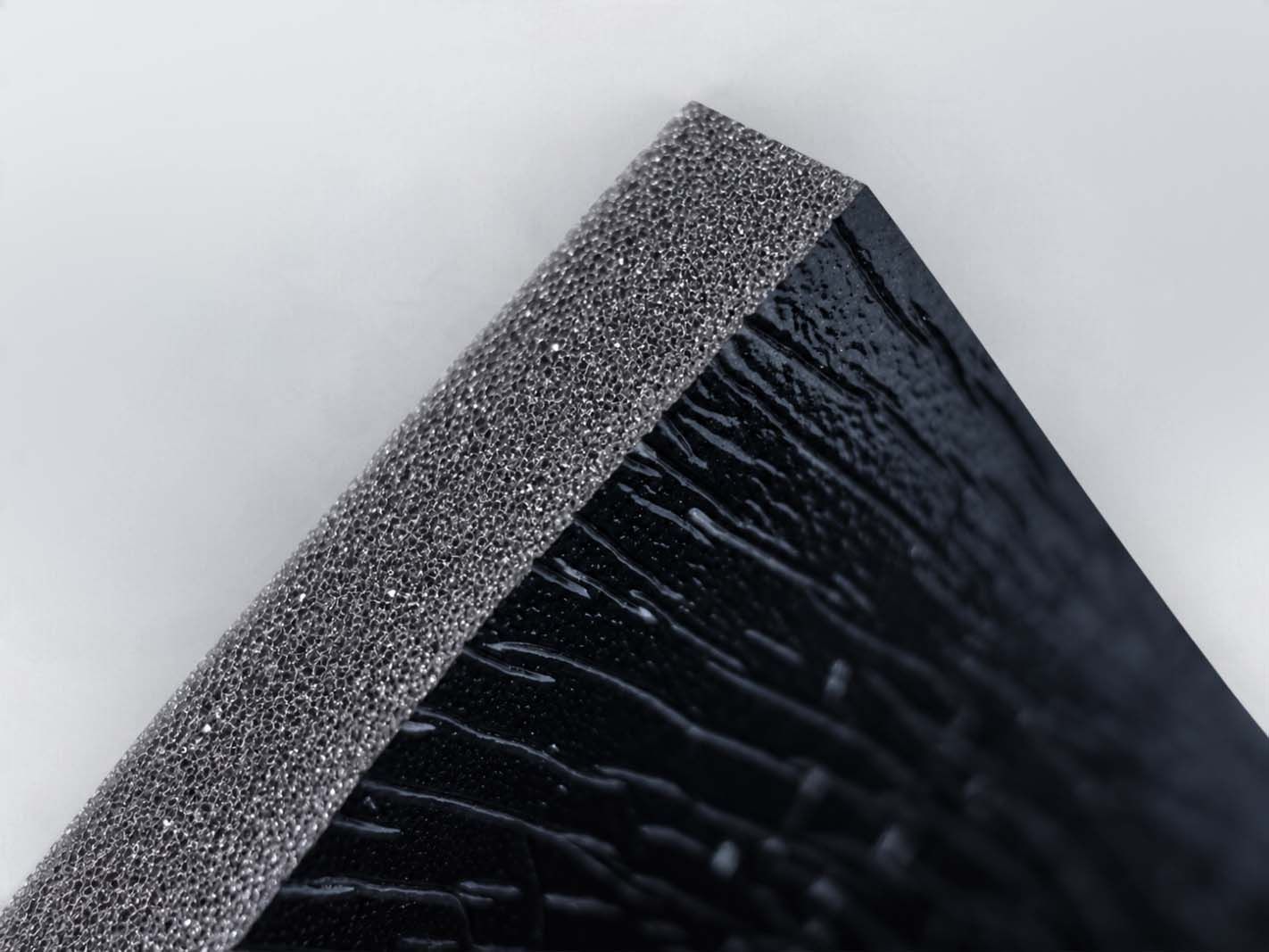 Schaumkante, schwarze Oberfläche, Glänzend, Strukturierte Kante, Ecke Detail