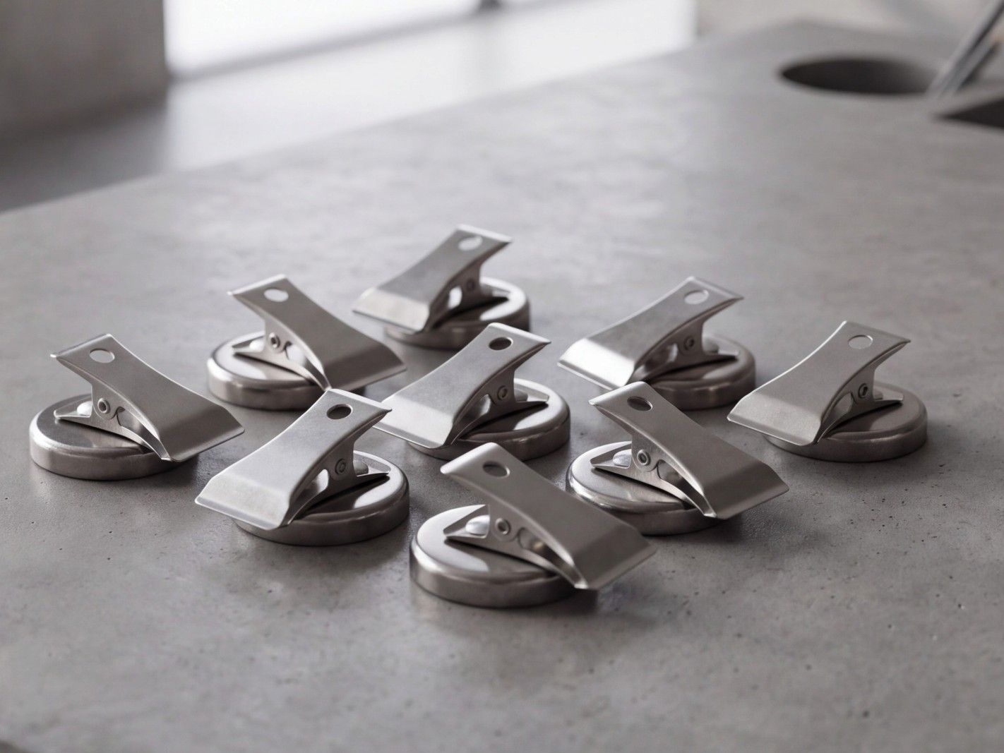 Metallclips, Magnetclips, Rundsockel, Silberfarben, Lochlasche